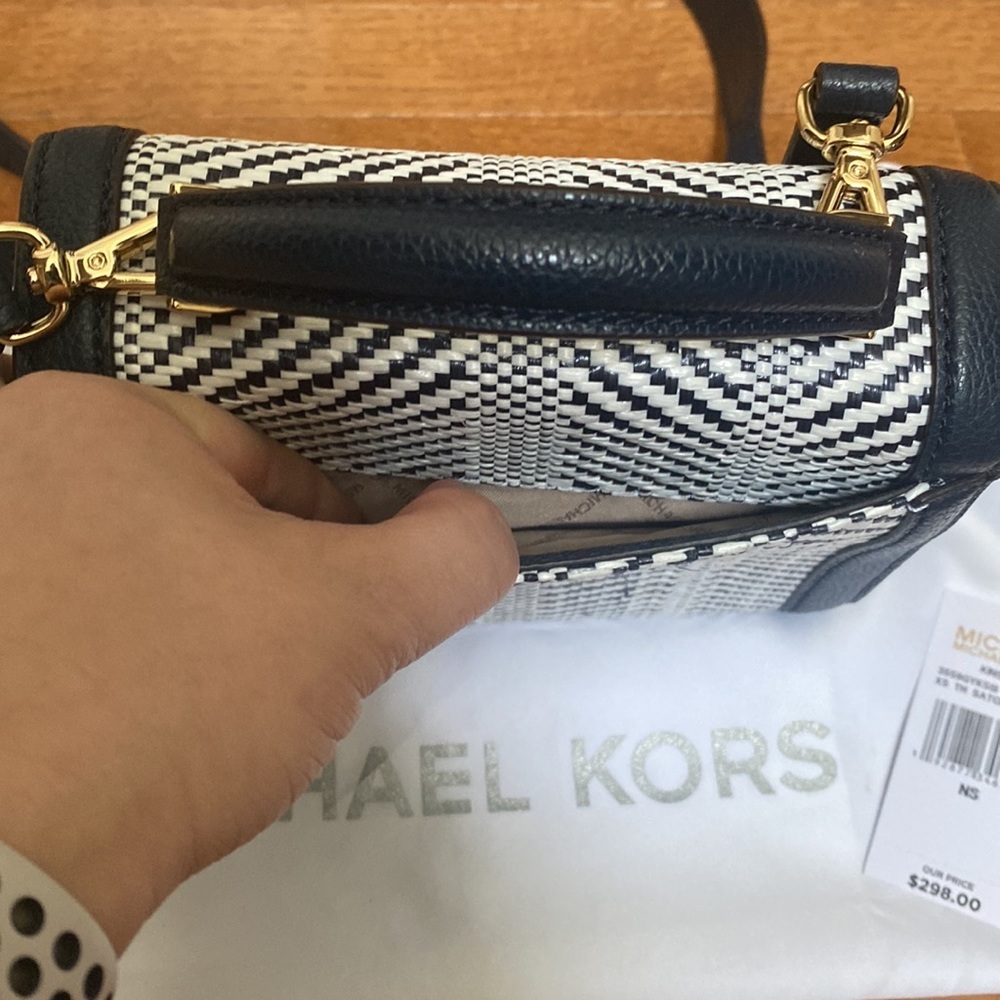 EUC Michael Kors Blue Navy and White Kinsley XS satchel. - Picture 8 of 17